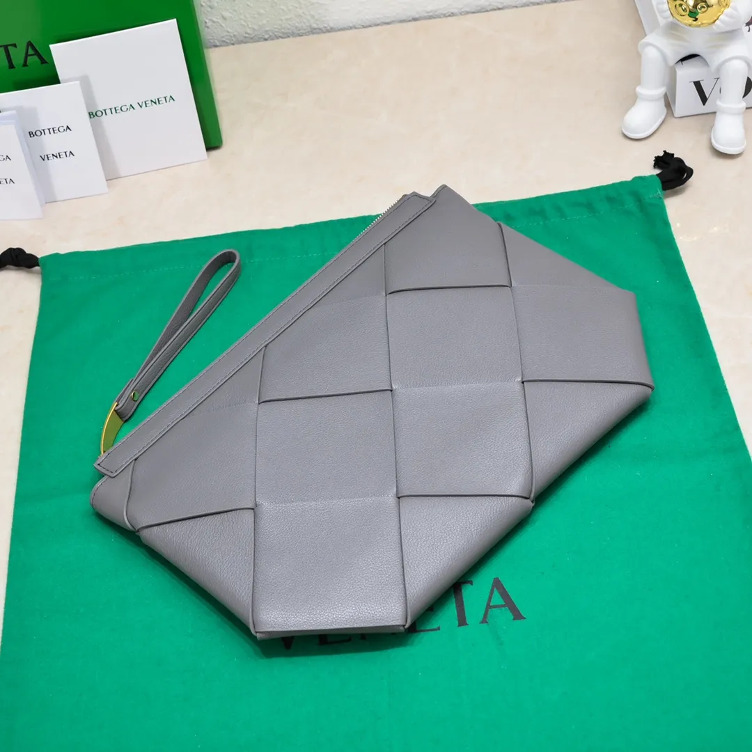 B's new lightweight shape-changing design handbag, suitable for both men and women, suitable for daily use, from small woven to large woven, simple and easy to wear, the leather has the best feel, a worth buying item, size 35*19*1cm [6689#]